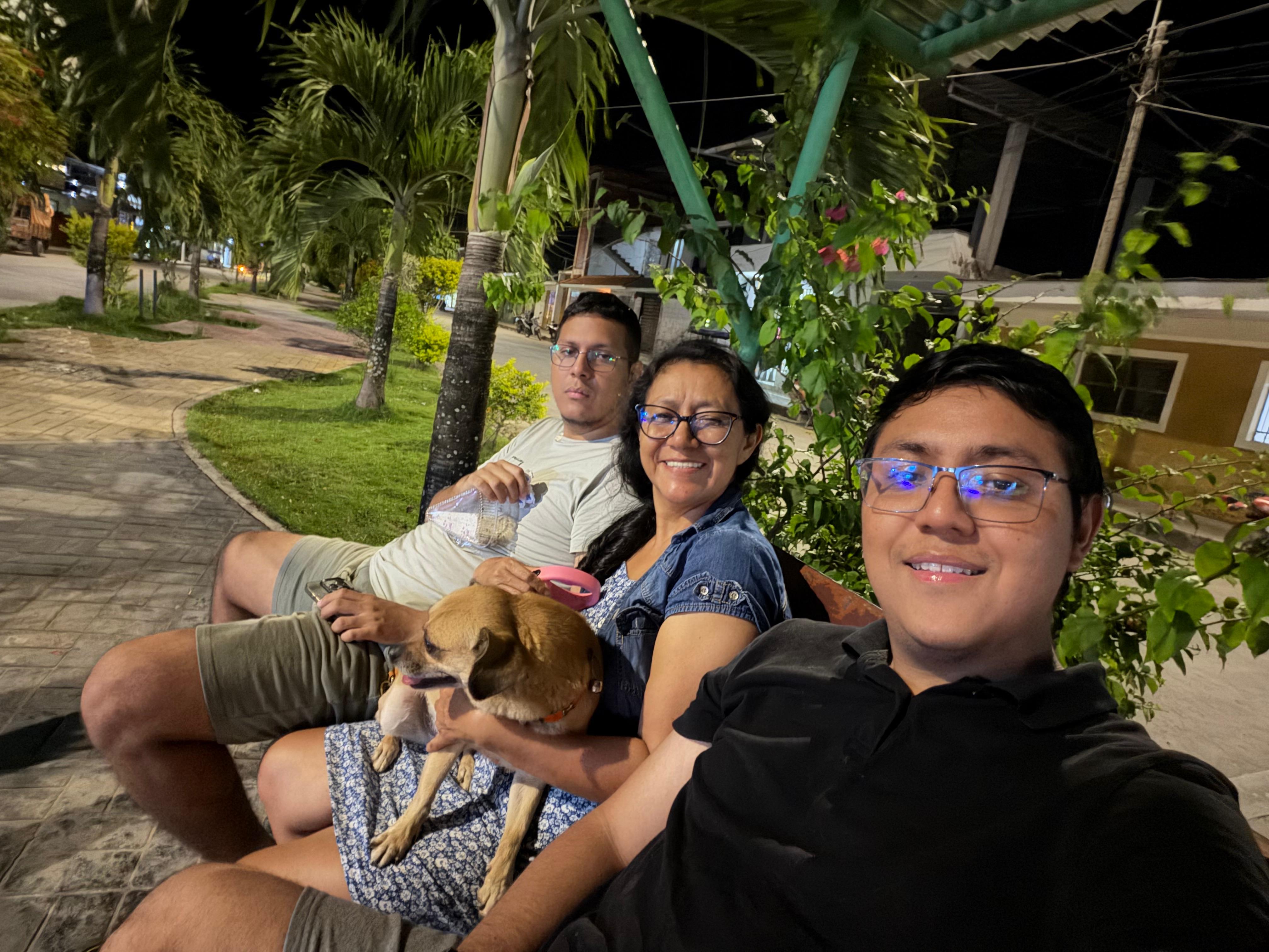 Mamá con sus hijos y Kira